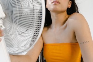 男朋友突然把舌头伸进嘴里接吻，女生该如何应对这种情况？