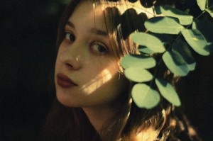 岁女儿加班爸爸送饭引热议：中国式父母的爱有多深？