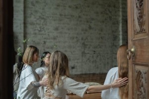 荷兰露天男厕引热议：欧洲街头为何如此开放？