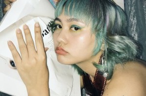 吴彦祖现身白敬亭店铺引骚动，现场拉路人合影超亲民