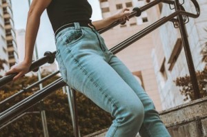 金饰克价跌到元，背后原因究竟是什么？