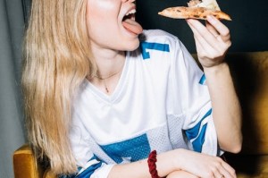 女子穿瑜伽服上门做饭引争议 本人回应：不为流量只为生活