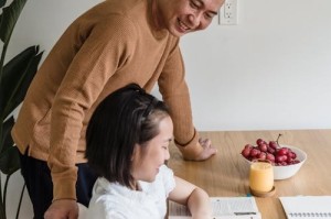 孝心无价！三姐妹省吃俭用凑万为农村父母建别墅引热议