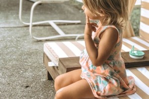 钟丽缇小女儿走秀状态获赞，时尚表现力不输妈妈