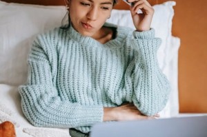 林智妍吊带粉裙写真曝光，性感与甜美并存