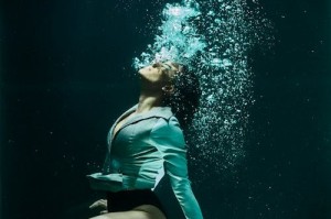 老人船上弄雨荷第集大结局了吗？最新剧情走向分析